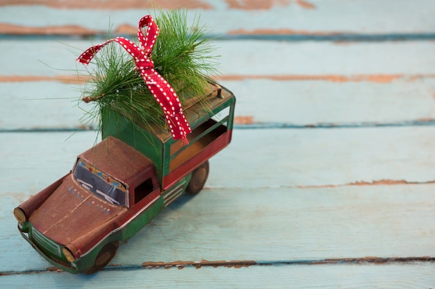 Foto gratuita coche con un árbol de navidad encima