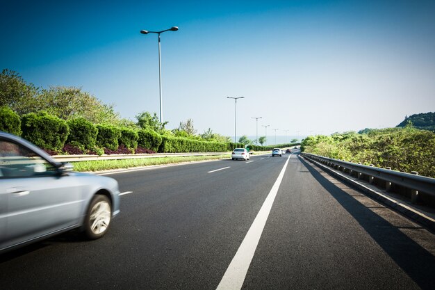 Coche en la carretera de asfalto en verano