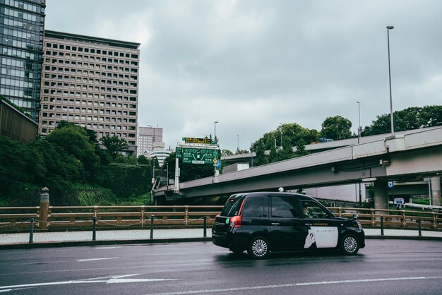 Coche en la carretera de la ciudad en un día sombrío