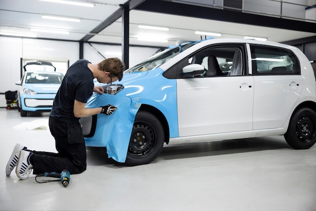 Coche de envoltura profesional de tiro completo con cubierta azul.