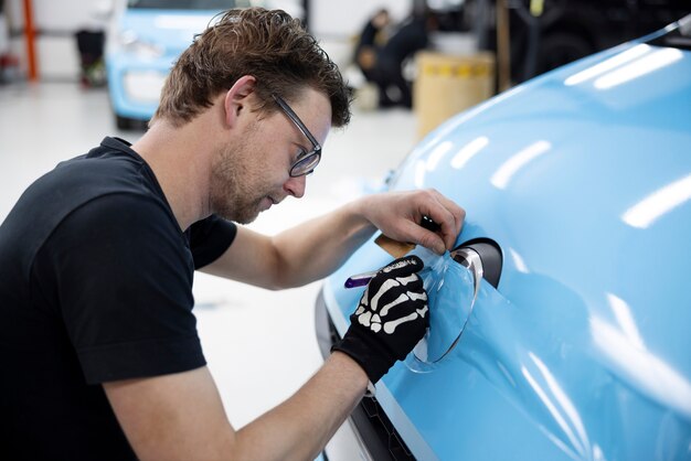 Coche de envoltura profesional de tiro medio con cubierta azul.