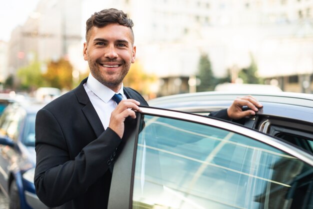 Coche y hombre de negocios de vista frontal