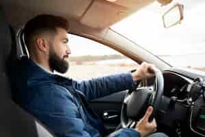 Foto gratuita coche de hombre de tiro medio