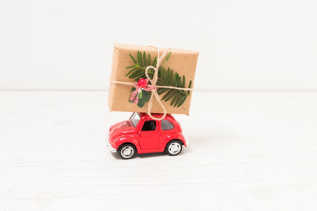 Foto gratuita coche de juguete con caja de regalo.