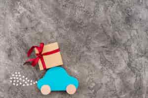 Foto gratuita coche de juguete con caja de regalo.