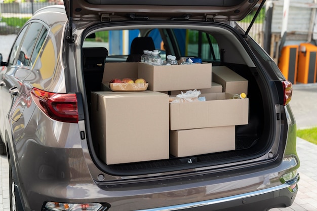 Foto gratuita coche lleno de comida para gente pobre