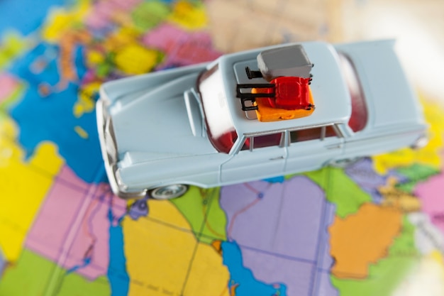 coche en miniatura en un mapa