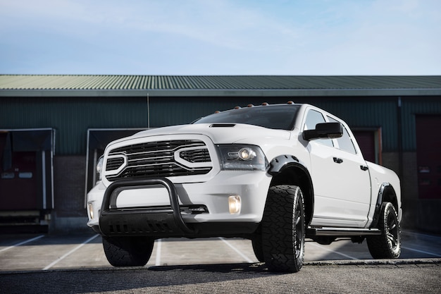 Coche moderno blanco de ángulo bajo al aire libre