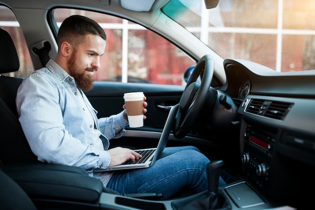 Coche de negocios automóvil barba adulto