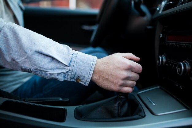 Coche de negocios automóvil empresario barba