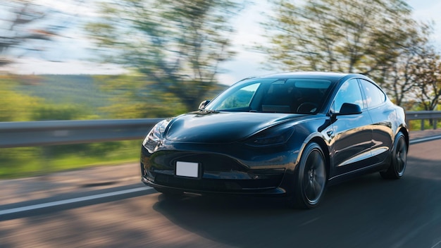 Foto gratuita coche negro en movimiento en la carretera