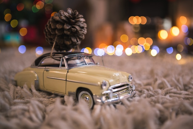 Coche pequeño con una piña