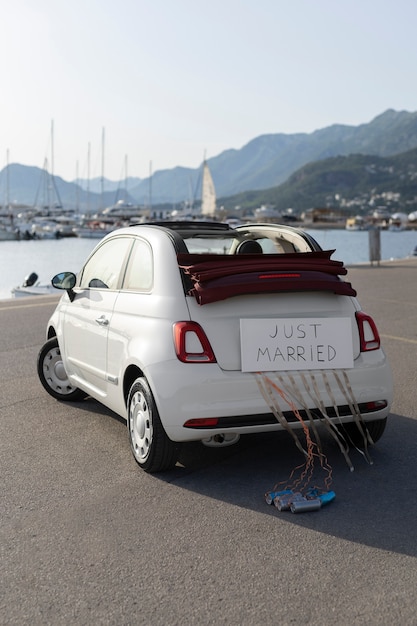 Coche pequeño recién casado en el puerto