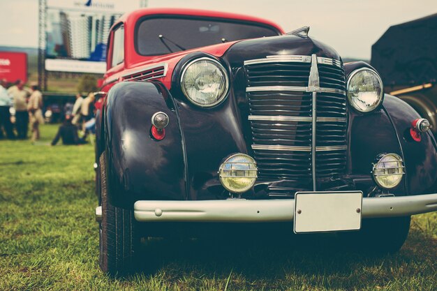 Coche retro estacionado en el césped