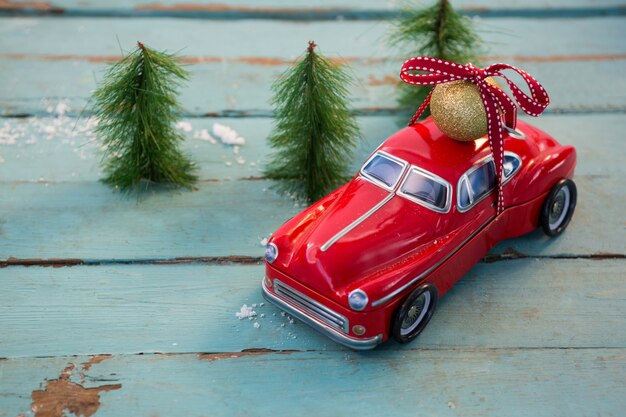 Coche rojo con una bola de navidad encima