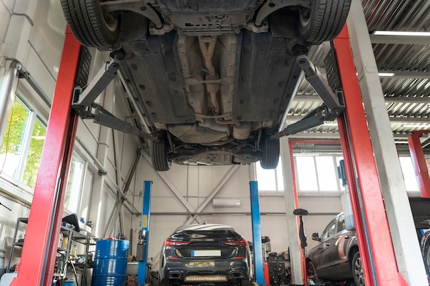 Foto gratuita coche en el servicio de reparación de taller