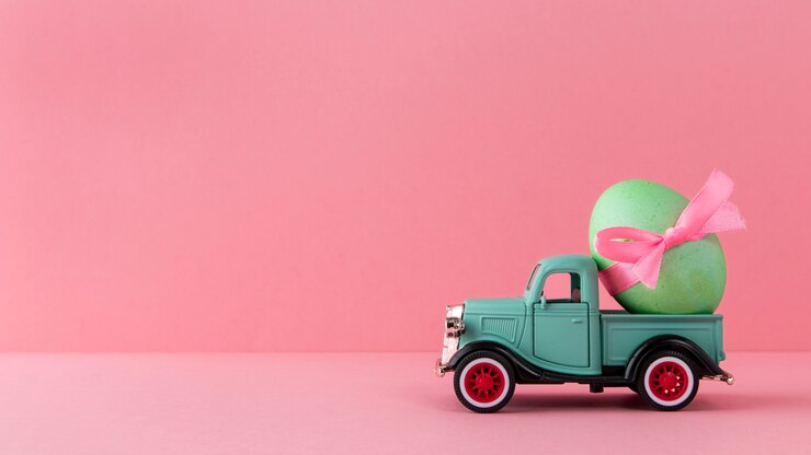 Foto gratuito coche verde de pascua con huevo verde.