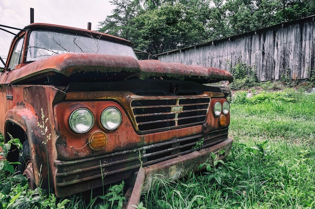 Coche viejo en la hierba