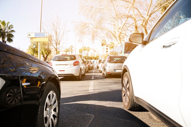 Foto gratuita coches en la carretera en el atasco de tráfico