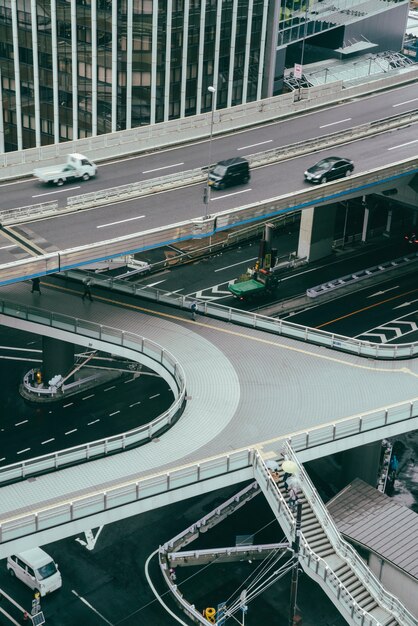 Coches en la carretera de la ciudad durante un día nublado