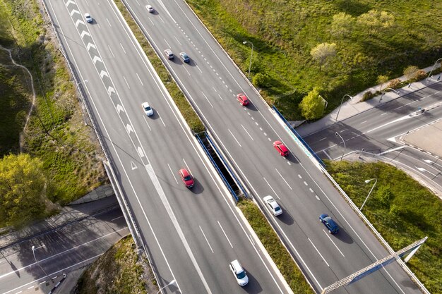 Coches conduciendo en vista aérea de la calle