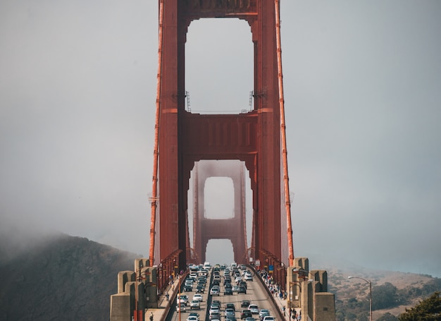 Coches en el Golden Gate Bridge cubierto de niebla en San Francisco