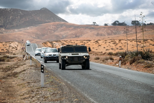 Coches que circulan por la carretera en las tierras altas