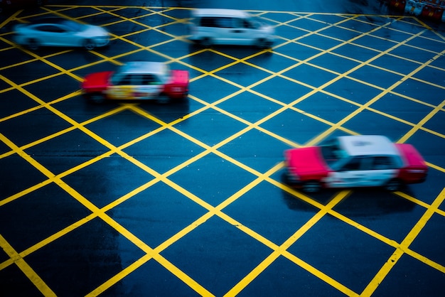 Foto gratuita coches que conducen a través de amarillo sin aparcamiento