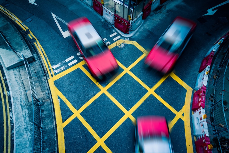 Foto gratuito coches que conducen a través de amarillo sin aparcamiento