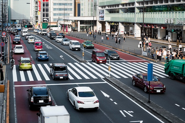 Coches en el tráfico de la ciudad a la luz del día.