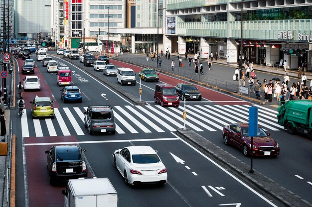 Coches en el tráfico de la ciudad a la luz del día.