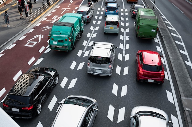 Coches en el tráfico de la ciudad a la luz del día.