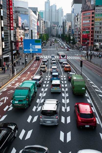 Coches en el tráfico de la ciudad a la luz del día.