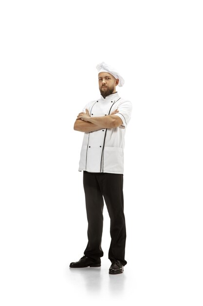 Cocina, chef, panadero en uniforme aislado sobre fondo blanco de estudio, gourmet. Hombre joven, retrato de cocinero de restaurante. Negocio, piso, ocupación profesional, concepto de emociones. Copyspace para anuncio.