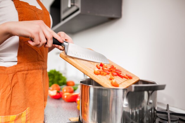 Cocina de cocina hermosa persona joven