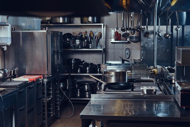 Cocina de diseño profesional en acero inoxidable. La foto fue hecha en restaurante.