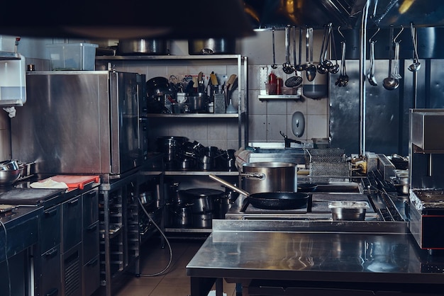 Cocina de diseño profesional en acero inoxidable. La foto fue hecha en restaurante.