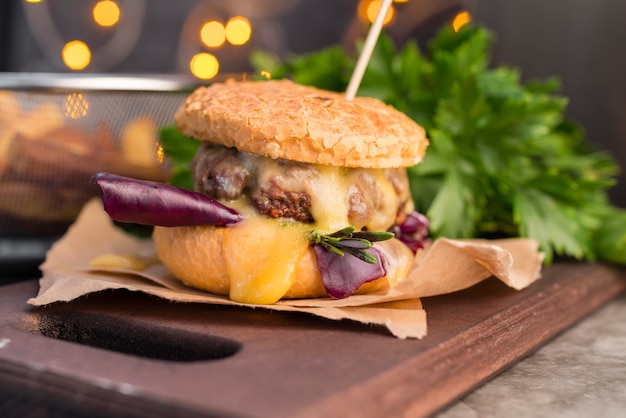 Foto gratuita cocina elegante con deliciosa hamburguesa