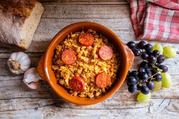 Foto gratuita cocina española, migas manchegas.