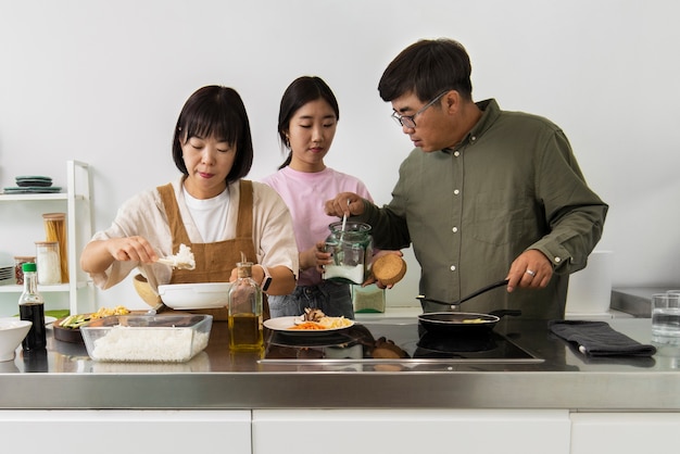 Cocina familiar asiática de tiro medio