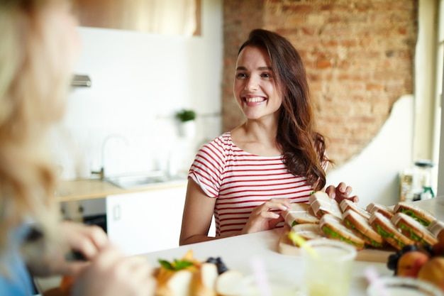 Foto gratuita cocina feliz