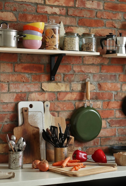 Cocina con ingredientes y herramientas.