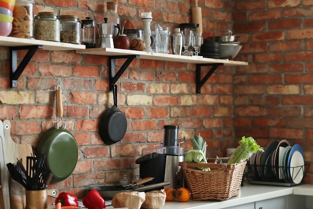 Cocina con ingredientes y herramientas.