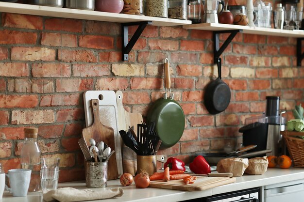 Cocina con ingredientes y herramientas.