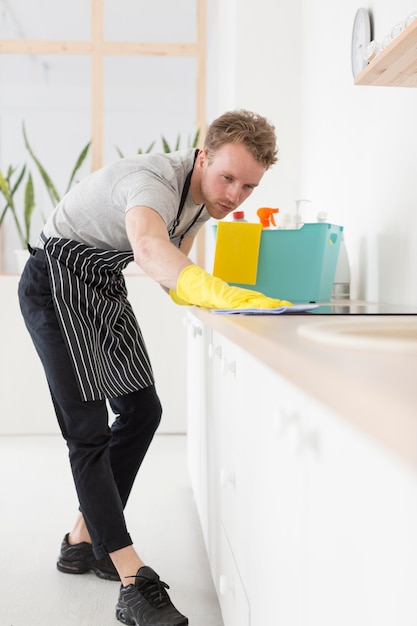 Foto gratuita cocina de limpieza de hombre de ángulo bajo