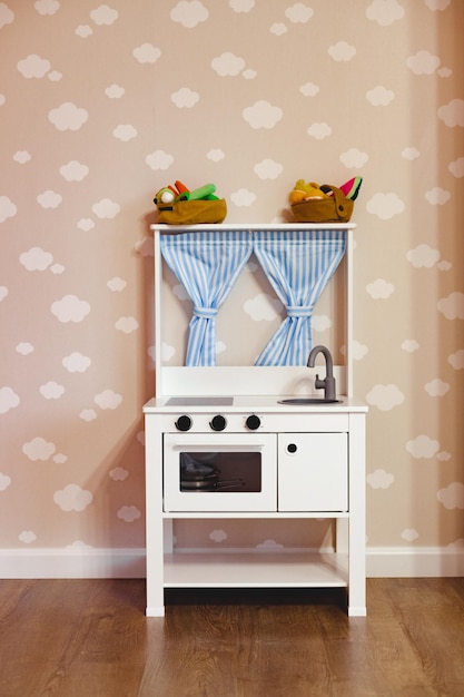 Cocina de madera de juguete en una sala de juegos para niños.