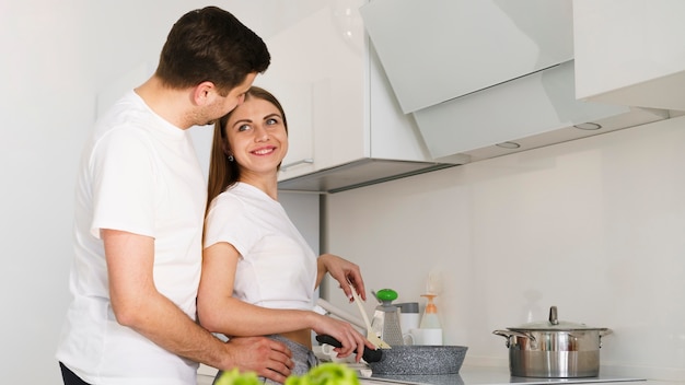 Foto gratuita cocina de pareja de ángulo bajo