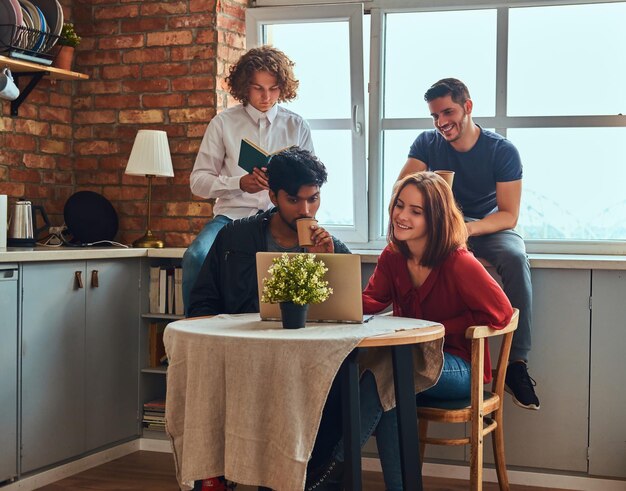 Cocina en la residencia de estudiantes. Grupo de estudiantes interraciales dedicados a la educación.