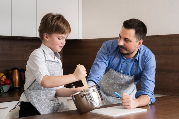 Cocina de tiempo de hijo y padre de ángulo bajo