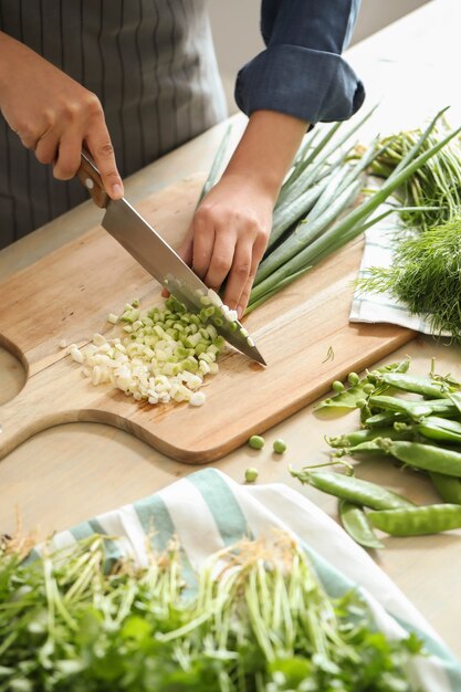 Cocinando. El chef está cortando verduras en la cocina.